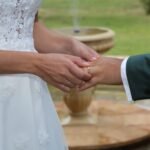 Mariée passant une alliance au doigt de son mari