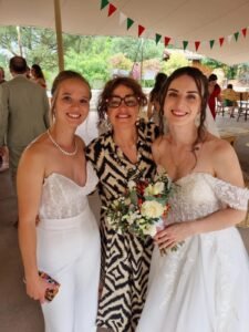 Elle et Manue qui pose avec des mariés